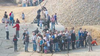 Morgens um zehn Uhr im Steinbruch: Die ersten Besucher lassen sich die Funde erklren. (Foto:  SN rnk)