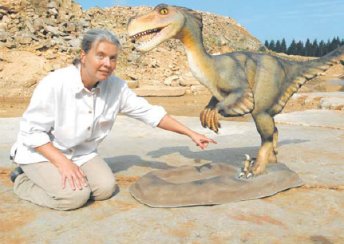 Palontologin Dr. Annette Richter mit Raptor-Modell. (Foto:  SN pr.)